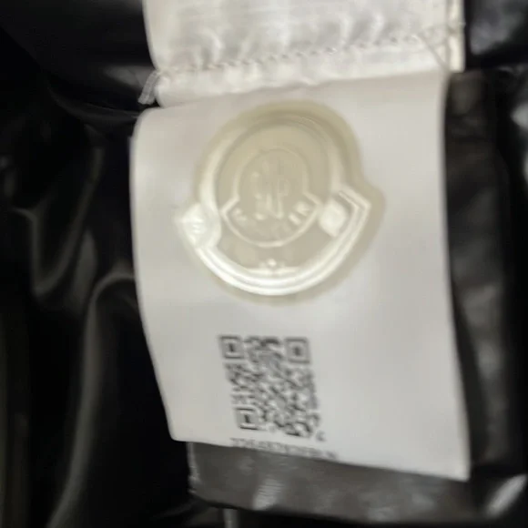 MONCLER
Black Down Velvet Daos Jacket - Picture 14 of 17